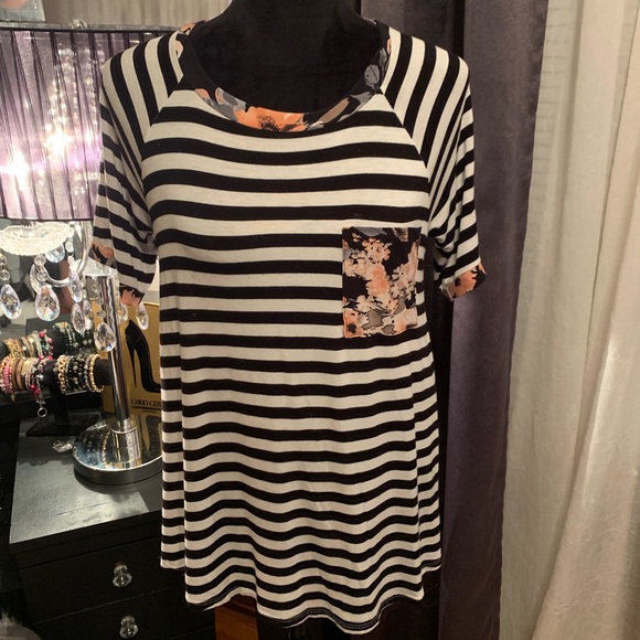 Black & White /Floral Print Short Sleeve Top